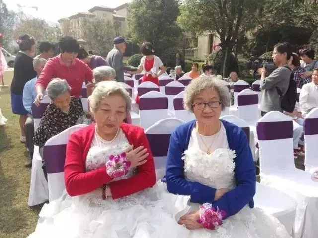 丈夫兒子相繼離去!89歲白髮嬤「賣房環遊世界」,「自願住老人公寓」與老友遊戲人間:我的心永遠18歲~~