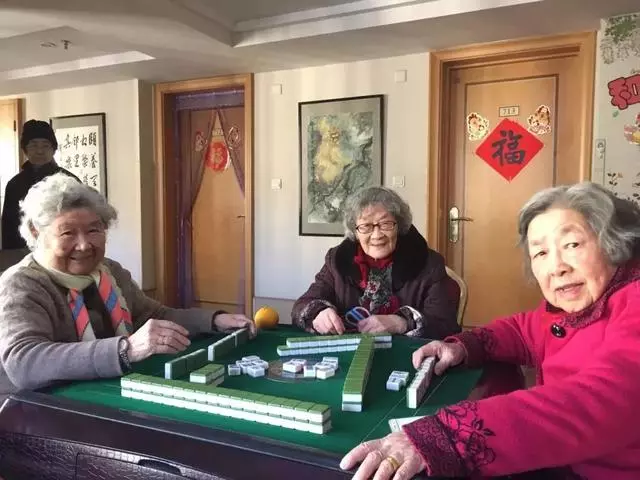 丈夫兒子相繼離去!89歲白髮嬤「賣房環遊世界」,「自願住老人公寓」與老友遊戲人間:我的心永遠18歲~~