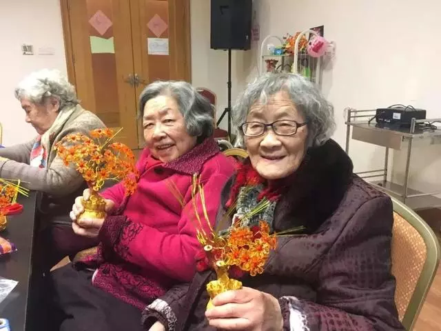 丈夫兒子相繼離去!89歲白髮嬤「賣房環遊世界」,「自願住老人公寓」與老友遊戲人間:我的心永遠18歲~~