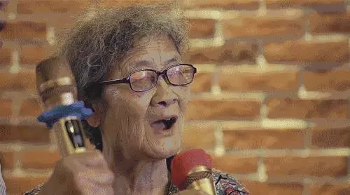 丈夫兒子相繼離去!89歲白髮嬤「賣房環遊世界」,「自願住老人公寓」與老友遊戲人間:我的心永遠18歲~~