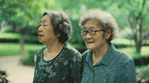 丈夫兒子相繼離去!89歲白髮嬤「賣房環遊世界」,「自願住老人公寓」與老友遊戲人間:我的心永遠18歲~~