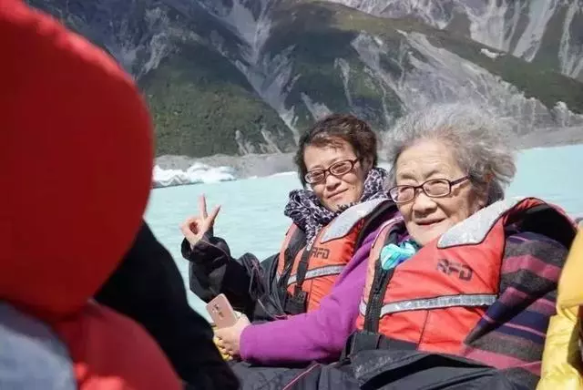 丈夫兒子相繼離去!89歲白髮嬤「賣房環遊世界」,「自願住老人公寓」與老友遊戲人間:我的心永遠18歲~~
