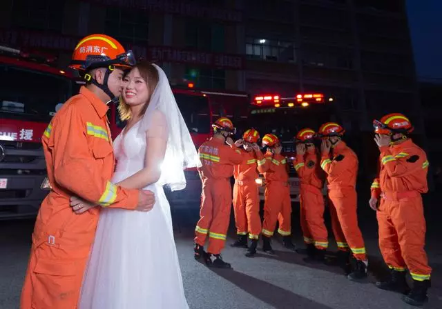 消防員因任務在身「一再延遲娶妻」,新娘無謂千里飛奔「老公崗位」:沒時間回來娶我,我就過來嫁你 ~~