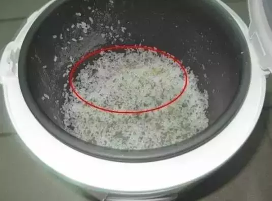電飯煲蒸飯愛粘鍋怎麼辦,教你1妙招,米飯粒粒飽滿還不粘鍋