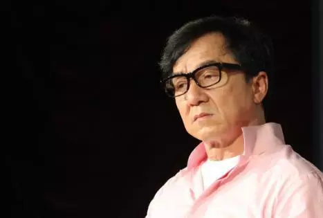 56億家產全部捐出, 有6輛豪車卻從不炫富 但為何他終生不與成龍合作
