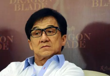 56億家產全部捐出, 有6輛豪車卻從不炫富 但為何他終生不與成龍合作
