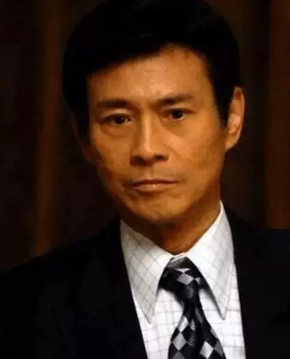 71歲鄭少秋全家近照:小17歲妻子依舊貌美,三個閨女美得不一樣!
