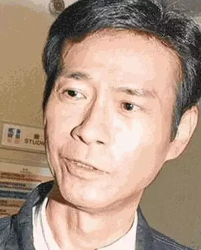 71歲鄭少秋全家近照:小17歲妻子依舊貌美,三個閨女美得不一樣!