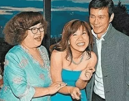 71歲鄭少秋全家近照:小17歲妻子依舊貌美,三個閨女美得不一樣!