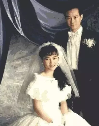 71歲鄭少秋全家近照:小17歲妻子依舊貌美,三個閨女美得不一樣!