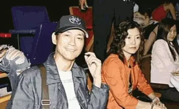 71歲鄭少秋全家近照:小17歲妻子依舊貌美,三個閨女美得不一樣!