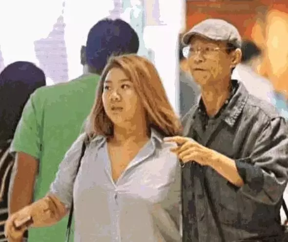 71歲鄭少秋全家近照:小17歲妻子依舊貌美,三個閨女美得不一樣!
