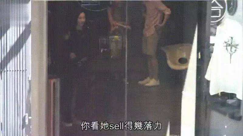 張柏芝店內招待客人畫面曝光,態度熱情帶笑送客服務一流