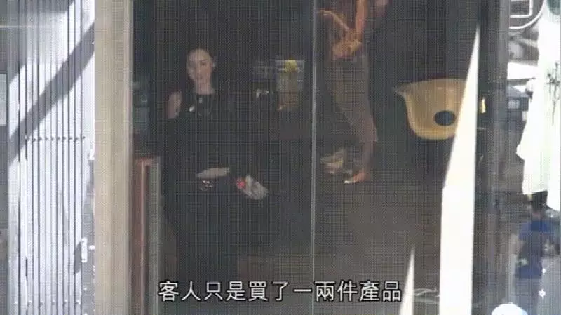 張柏芝店內招待客人畫面曝光,態度熱情帶笑送客服務一流