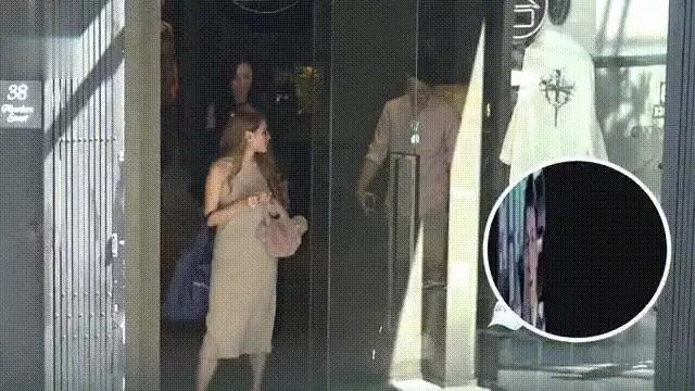 張柏芝店內招待客人畫面曝光,態度熱情帶笑送客服務一流