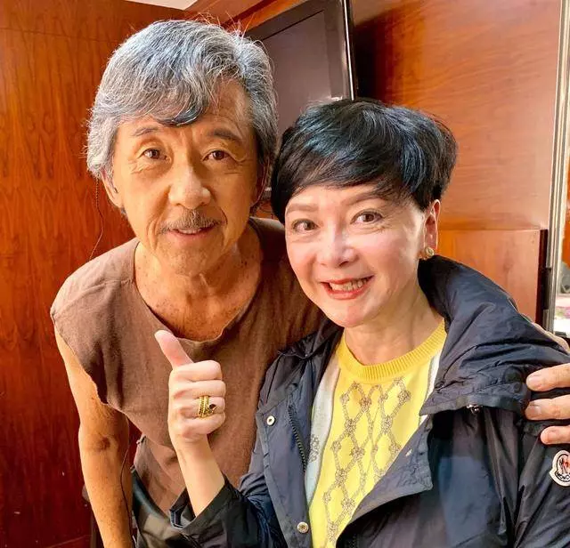 71歲林子祥和58歲葉倩文近照,一個頭髮花白,一個滿臉皺紋!