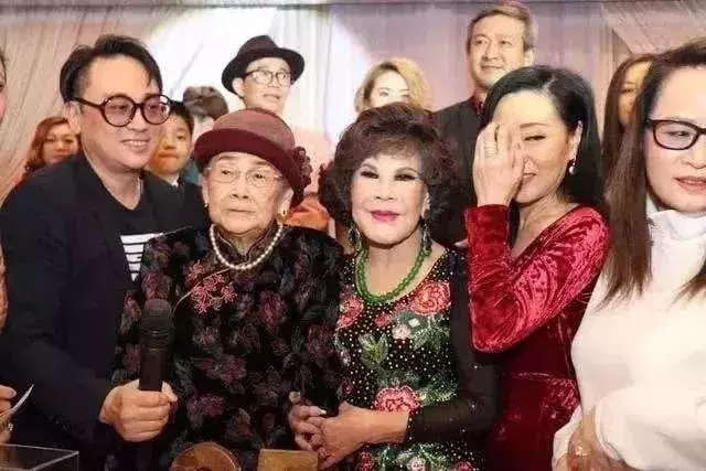 「當小三生6子」70歲仍無名分兒女疏遠,整型上癮「素顏嚇跑小偷」如今83歲遇真愛!