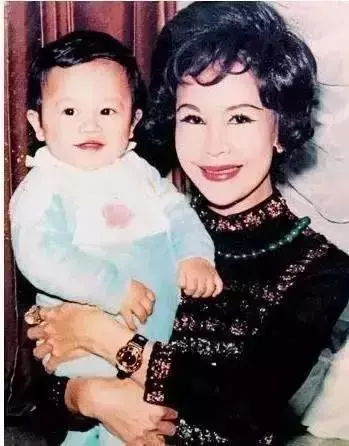「當小三生6子」70歲仍無名分兒女疏遠,整型上癮「素顏嚇跑小偷」如今83歲遇真愛!