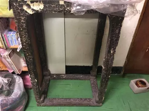 外皮都剝落了!整理阿姨家倉庫「見破舊老桌子」,媽媽偷偷說「花24萬買的耶」網友愣住:賺到了!