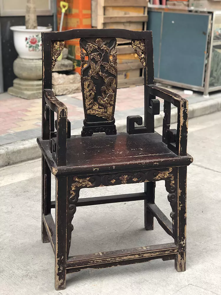 外皮都剝落了!整理阿姨家倉庫「見破舊老桌子」,媽媽偷偷說「花24萬買的耶」網友愣住:賺到了!