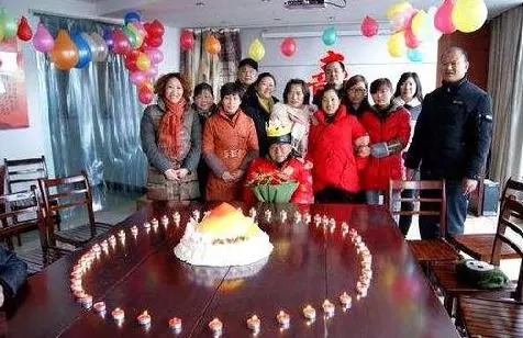 老人和親家母同一天生日,兒媳給錯紅包,拆開後淚流滿面