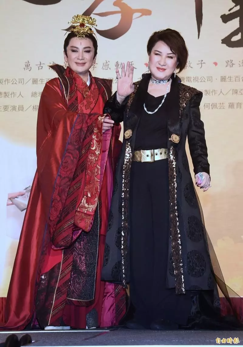 楊麗花復出哭了!砸2億籌拍新戲4年「發燒暴瘦不休息」,「擁陳亞蘭淚崩」丈夫走後2年罕露面!