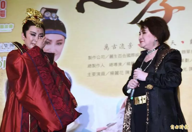 楊麗花復出哭了!砸2億籌拍新戲4年「發燒暴瘦不休息」,「擁陳亞蘭淚崩」丈夫走後2年罕露面!