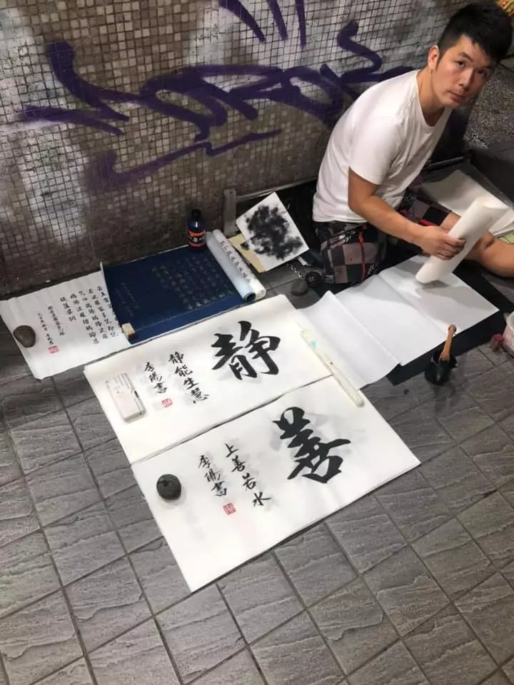 缺一隻手和腳!獨臂男擺攤「練就一手好字」狂吃紅單,網揭「真實身分」揪心:活得不如他認真~~