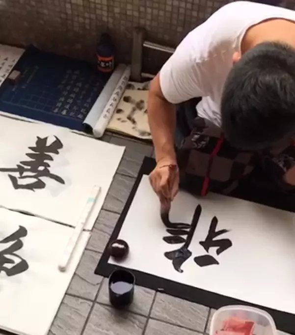 缺一隻手和腳!獨臂男擺攤「練就一手好字」狂吃紅單,網揭「真實身分」揪心:活得不如他認真~~