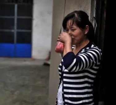 婆婆嫌兒媳醜,唆使兒子離婚,兩年後商場門口相遇,婆婆恨自己