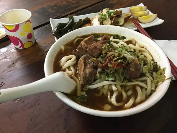 落淚!小男孩帶視障父親吃麵「大喊2碗、卻偷偷比1」, 老闆看懂後一個決定暖人心