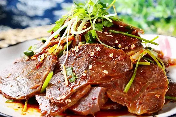 落淚!小男孩帶視障父親吃麵「大喊2碗、卻偷偷比1」, 老闆看懂後一個決定暖人心