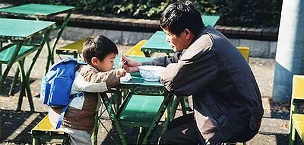 落淚!小男孩帶視障父親吃麵「大喊2碗、卻偷偷比1」, 老闆看懂後一個決定暖人心