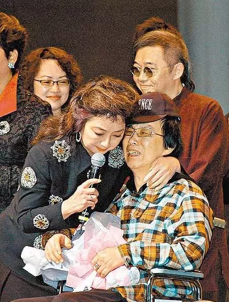 「昔日天王巨星蔡國權」遭遇行車事故後妻子將他留在養老院 親戚朋友幫助帶他走出困境!