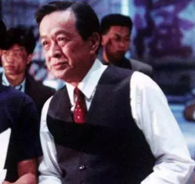 劉德華受他提攜,資深演員「關海山」被妻子發現時身體已僵硬,4任妻子7個子女大鬧靈堂爭遺產