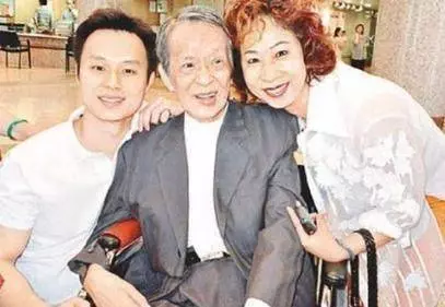劉德華受他提攜,資深演員「關海山」被妻子發現時身體已僵硬,4任妻子7個子女大鬧靈堂爭遺產