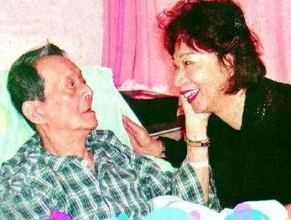 劉德華受他提攜,資深演員「關海山」被妻子發現時身體已僵硬,4任妻子7個子女大鬧靈堂爭遺產