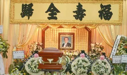 劉德華受他提攜,資深演員「關海山」被妻子發現時身體已僵硬,4任妻子7個子女大鬧靈堂爭遺產
