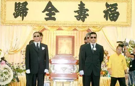 劉德華受他提攜,資深演員「關海山」被妻子發現時身體已僵硬,4任妻子7個子女大鬧靈堂爭遺產