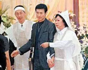 劉德華受他提攜,資深演員「關海山」被妻子發現時身體已僵硬,4任妻子7個子女大鬧靈堂爭遺產