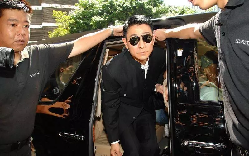 劉德華受他提攜,資深演員「關海山」被妻子發現時身體已僵硬,4任妻子7個子女大鬧靈堂爭遺產