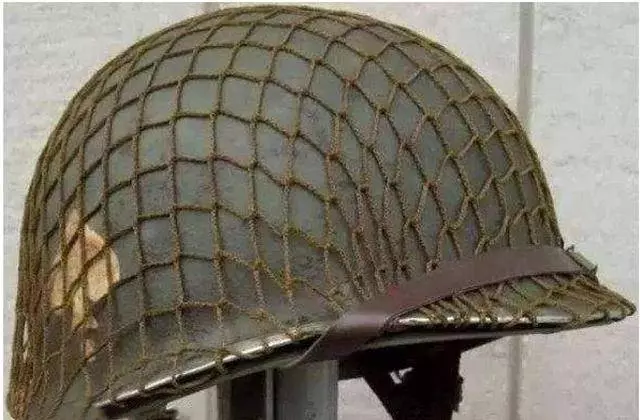 二戰時期,美軍頭盔為何裝上漁網?西方專家:救了10萬人!