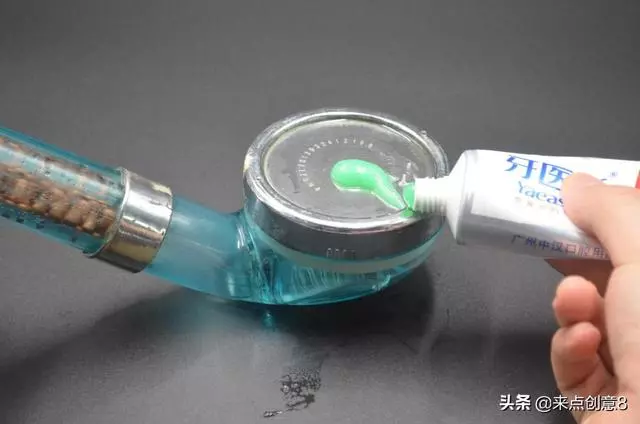 把牙膏擠到淋浴噴頭上,居然有這個妙用,家家戶戶都需要!超實用!