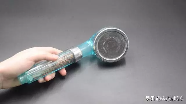 把牙膏擠到淋浴噴頭上,居然有這個妙用,家家戶戶都需要!超實用!