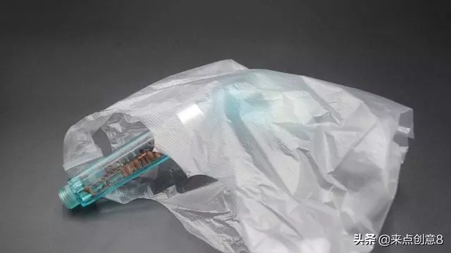 把牙膏擠到淋浴噴頭上,居然有這個妙用,家家戶戶都需要!超實用!
