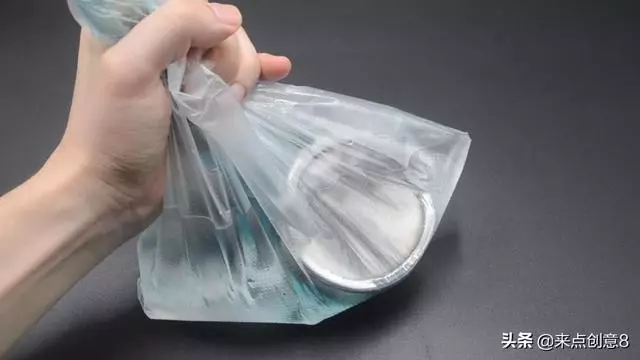 把牙膏擠到淋浴噴頭上,居然有這個妙用,家家戶戶都需要!超實用!