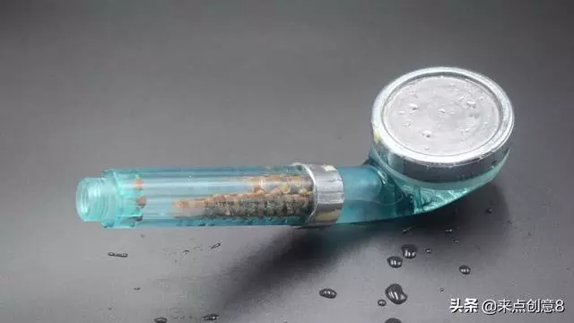 把牙膏擠到淋浴噴頭上,居然有這個妙用,家家戶戶都需要!超實用!