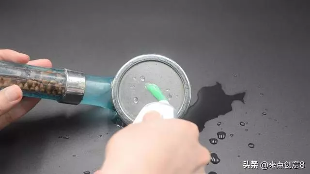 把牙膏擠到淋浴噴頭上,居然有這個妙用,家家戶戶都需要!超實用!