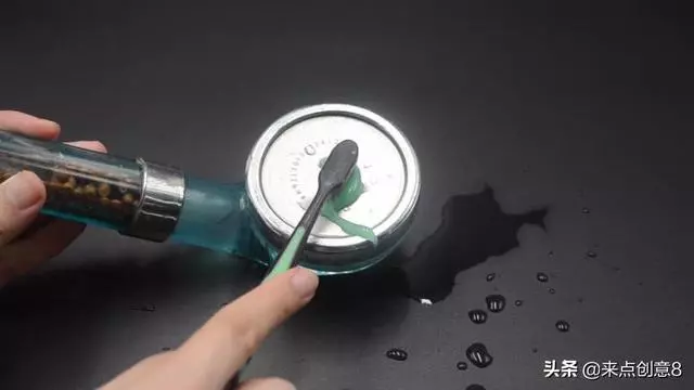 把牙膏擠到淋浴噴頭上,居然有這個妙用,家家戶戶都需要!超實用!