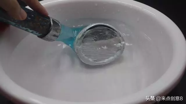 把牙膏擠到淋浴噴頭上,居然有這個妙用,家家戶戶都需要!超實用!
